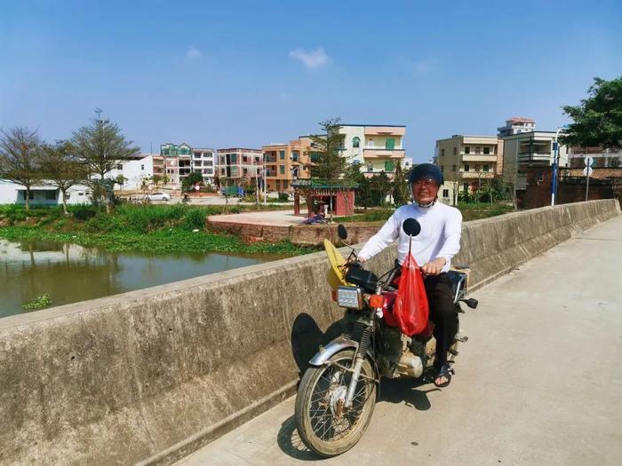 跟水浮莲的生长抢时间！吴川退休河长还河道“小清新”