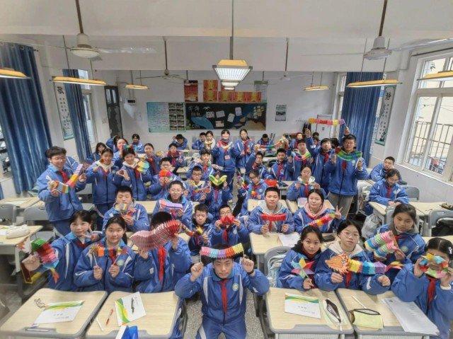 湘潭市益智中学学生体验传统非遗手工文化