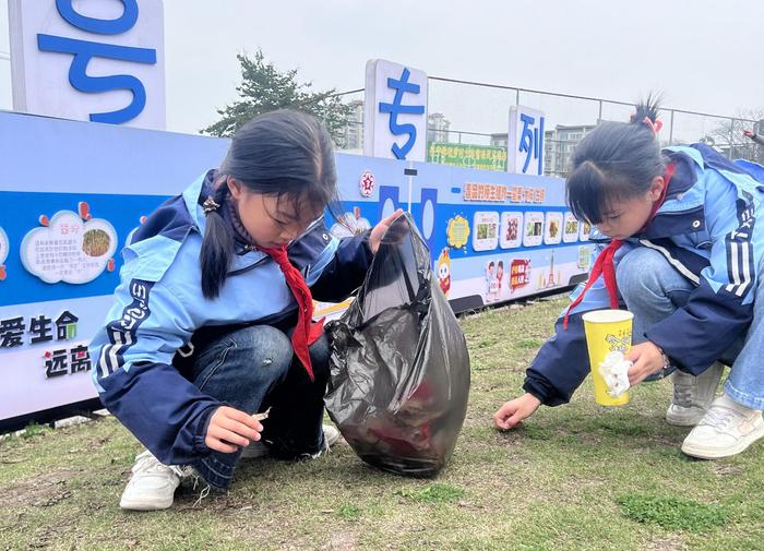 龙马潭区安宁学校开展环保活动