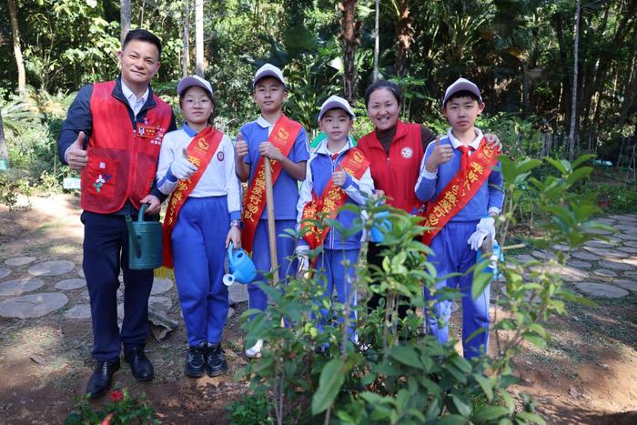 别开生面！华新小学的孩子们在植树节这天种上了中草药