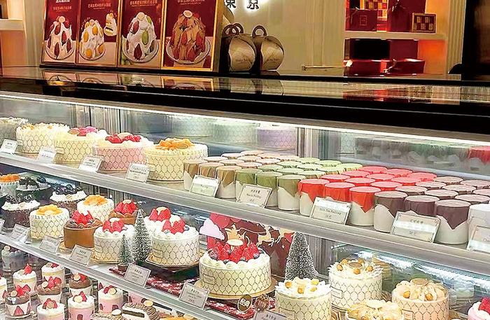 在北京朝阳大悦城,一家烘焙店展柜内陈列着各式各样的蛋糕。 本报记者 贾润梅 摄
