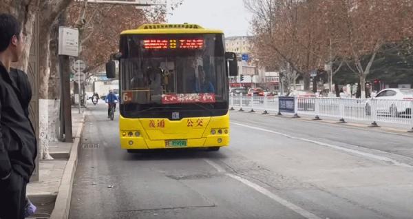 麻辣烫大叔忙到快碎了 甘肃文旅：注意表情管理