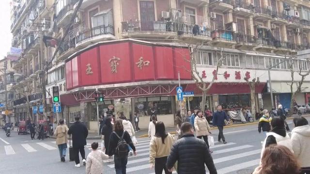 汤团馅料包进青团里，王宝和市级非遗传人亲自把关