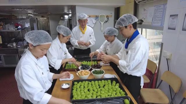 汤团馅料包进青团里，王宝和市级非遗传人亲自把关