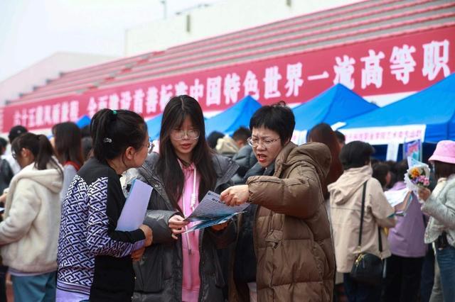 北京市高职自主招生联合咨询会举办 吸引近5000余名学生及家长参与