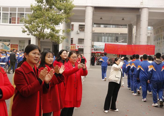 乘风破浪 决战百日——南阳市第三中学举行2024届中考百日冲刺誓师大会