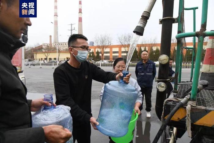 宁夏银川自来水管爆管：连夜抢修送水上门 保障居民正常生活