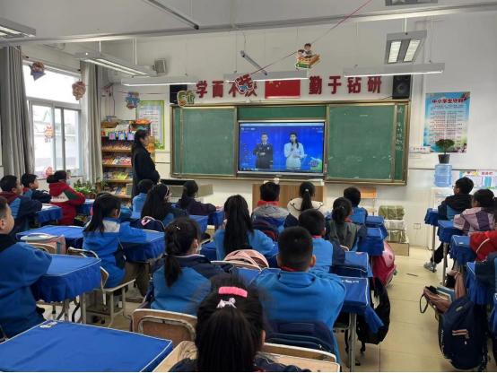 未央区徐寨小学组织全体师生观看消防安全公开课