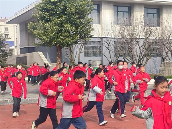 房县东城小学：开展防震减灾应急避震疏散演练