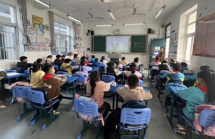 合肥市跃进小学：火灾预防警钟长鸣师生共练逃生技能