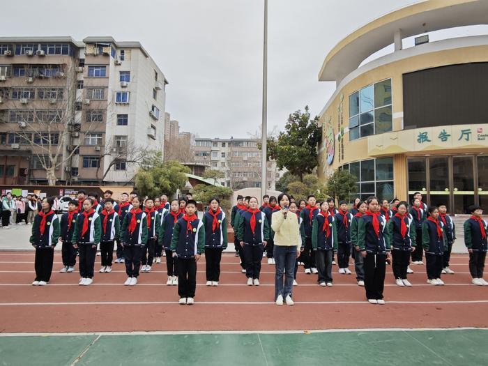 郑州市管城区外国语小学城东路校区举行以节约用水为主题的升旗仪式