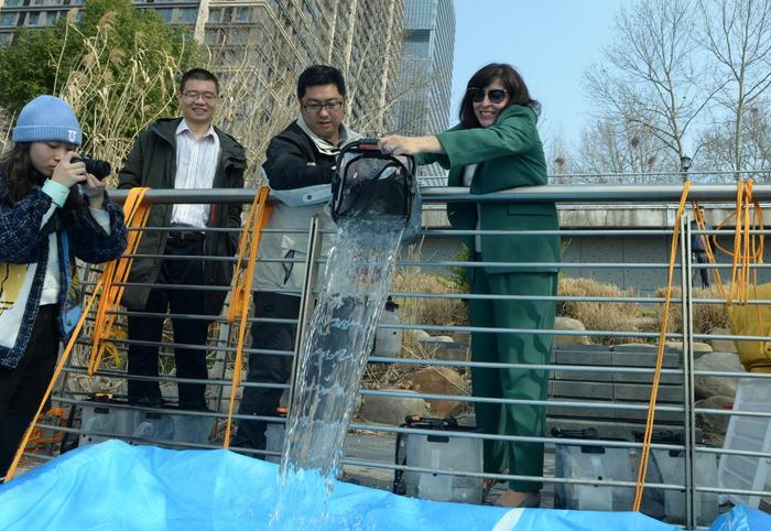 “微笑天使”变“微笑大使”—— 葡萄牙驻沪总领事一行来南京看江豚