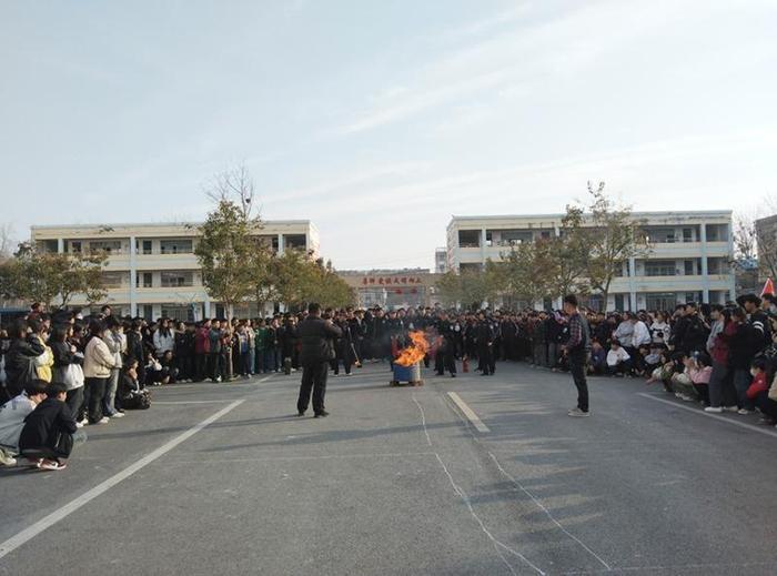 防恐消防演练  筑牢安全防线——涡阳县闸北学区中心学校开展防恐反暴暨消防安全演练