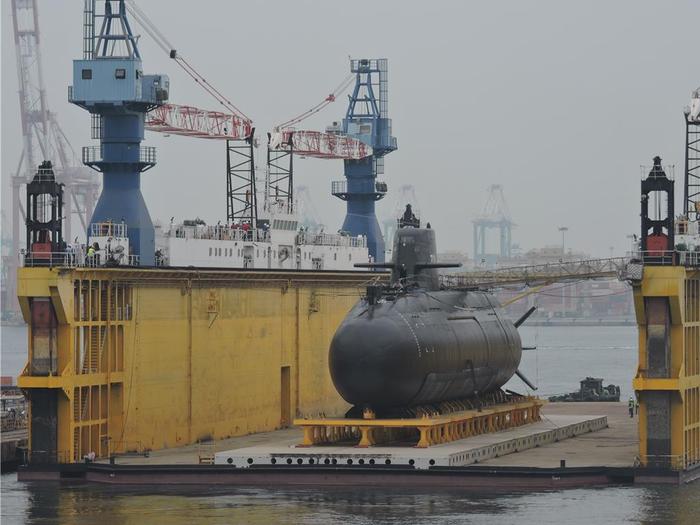 上月27日,“海鲲”号潜艇被移出厂房放入浮船坞进行浮力测试 图片来源:台媒