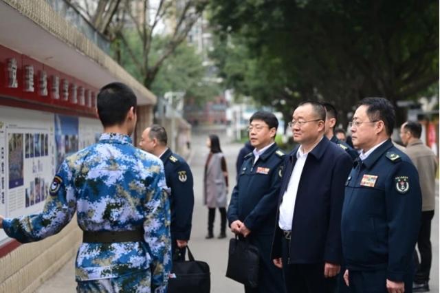 海军航空大学政委王军东一行到重庆十一中调研