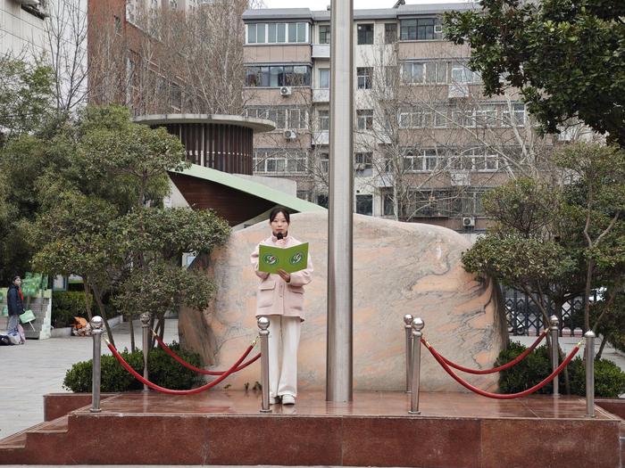 节约用水 从我做起 郑州市管城区外国语小学城东路校区举行以节约用水为主题的升旗仪式