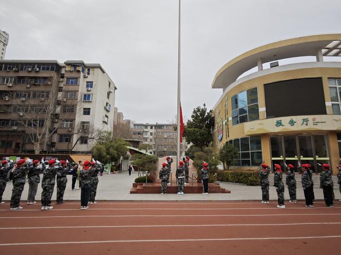 节约用水 从我做起 郑州市管城区外国语小学城东路校区举行以节约用水为主题的升旗仪式