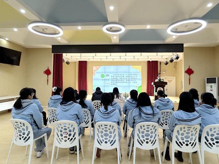 二七区马寨镇中心幼儿园：开题凝智明思路 专家引领促成长