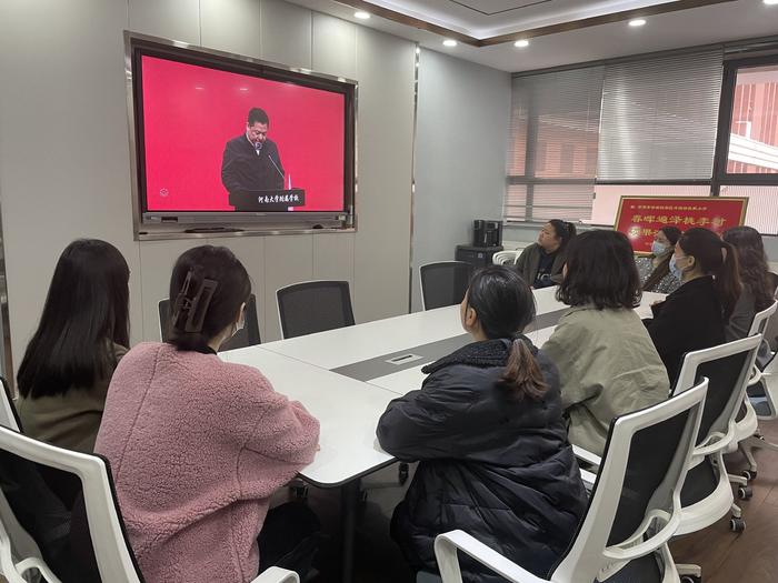 教育前端 师德为先 管城区外国语牧歌小学组织教师观看省教书育人楷模报告讲座