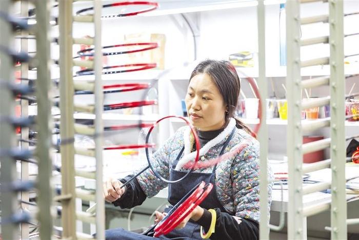 3月18日，三穗经济开发区的贵州泉羽体育用品有限公司内，工人在赶制销往海外市场的羽毛球拍。