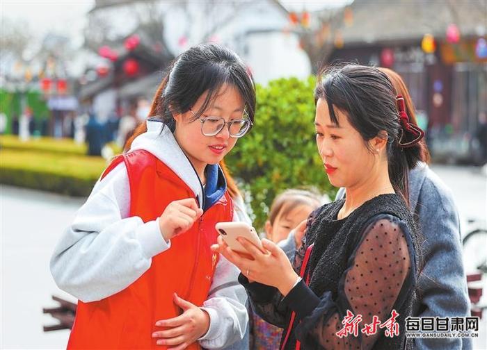 【图片新闻】志愿者在天水市伏羲广场指引游客购票