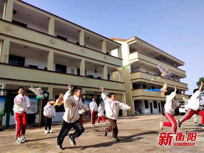 衡南县泉湖回龙小学：巧手绘纸鸢，云上寄思念