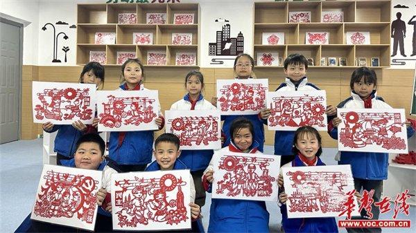 中平小学：“巧剪生花 ”创建全国文明城市 我们在行动