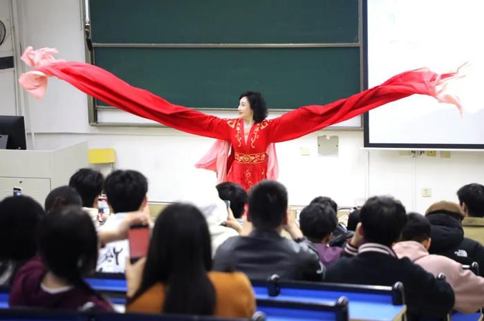 穿戏服、挥水袖、转折扇……南昌大学《赣剧艺术鉴赏课》火了！