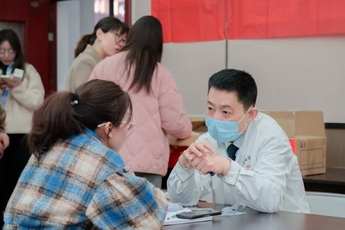 【春风和煦 义诊暖心】空军军医大学口腔医院专家赴西安市第三中学开展义诊活动