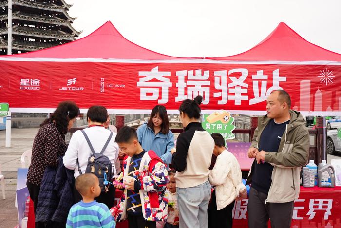 风云际会共聚榕江奇瑞风云A8村超志愿服务车队助力村超燃擎开赛