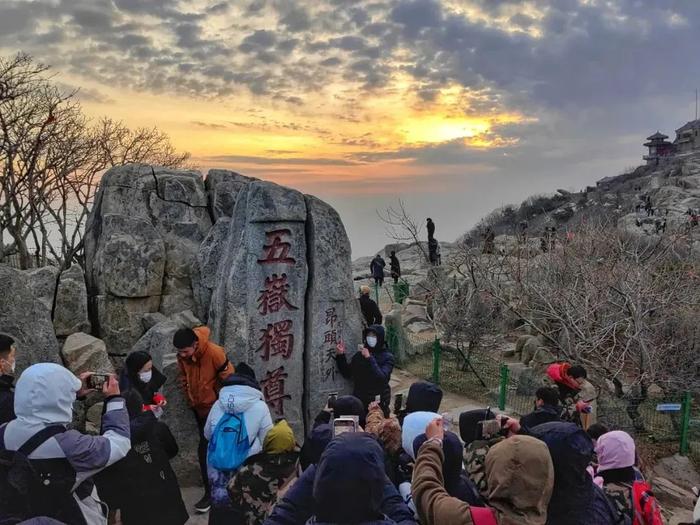 “五岳之首”迎老兵——山东泰山景区面向全国退役军人免门票