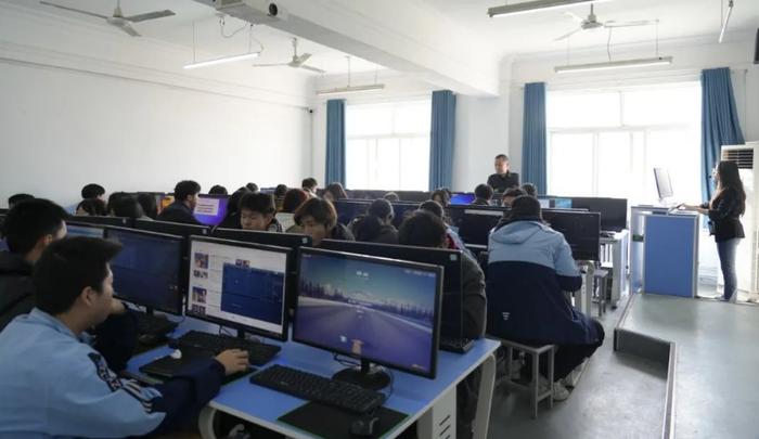 西安城市科技职业学校：专家指导进课堂 听课评课促成长