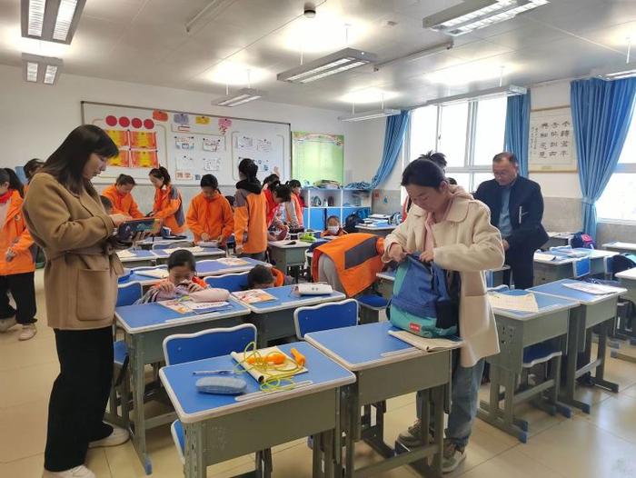 灞桥区老洞小学开展校园危险物品排查活动