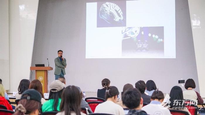 一件衣服有多少“智”量？东华大学这门课上师生一同玩转服饰“黑科技”