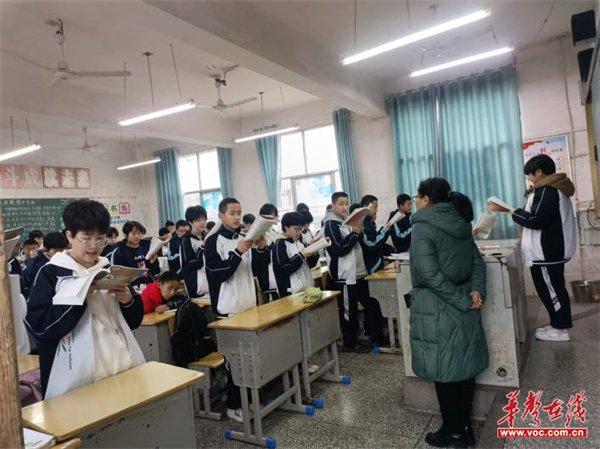 湘西保靖民族中学召开“书香校园阅读”工作布置会