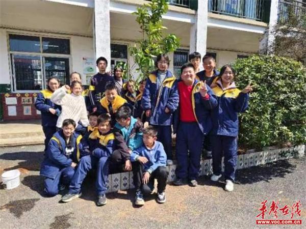 [组图]仙庾中心学校：阳春三月 我们一起来植树