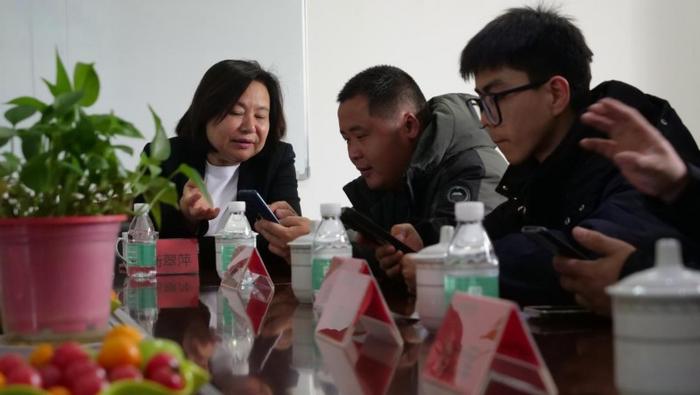 小卡科技创始人衡翠萍女士(左一)