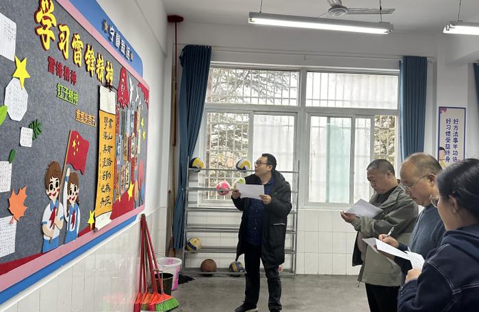 游仙区东林小学开展雷锋月学习园地评比活动