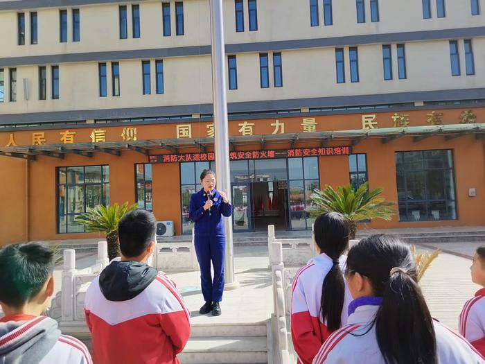 守护生命之花   筑牢安全之盾——西峡一高附属学校举行消防安全教育培训