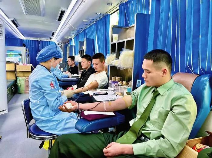 南宁市2024年春季自主就业退役士兵积极参加献血活动