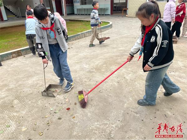 吕家坪镇中心小学：弘扬雷锋精神 传承尊老爱老传统美德