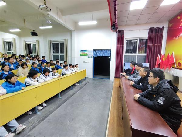 十堰市第十八中学组织住宿师生开展夜间宿舍消防安全应急疏散演练活动