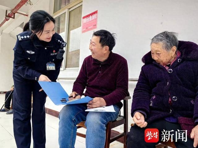 九旬老人面对镜头就表情僵硬，民警舒缓情绪采集照片