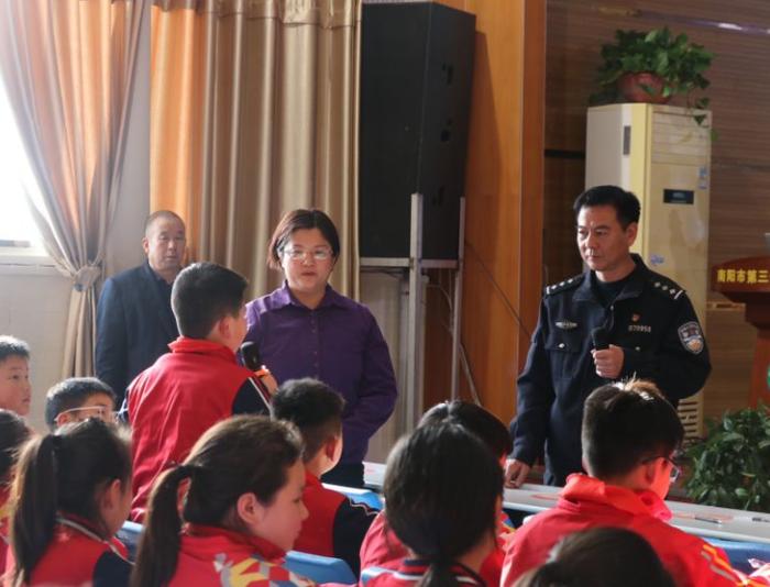 南阳市第三十二小学校举行“知危险 会避险”第29个全国中小学安全教育日交通安全专题报告会