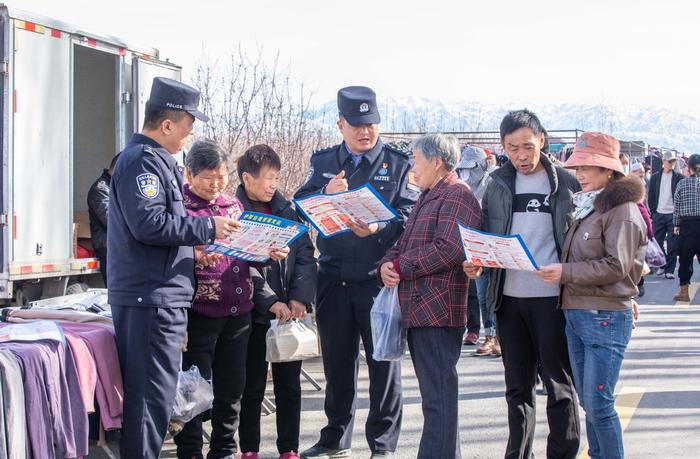 新疆伊犁：边境巴扎普法忙