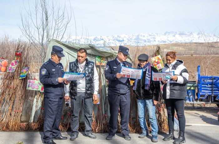 新疆伊犁：边境巴扎普法忙