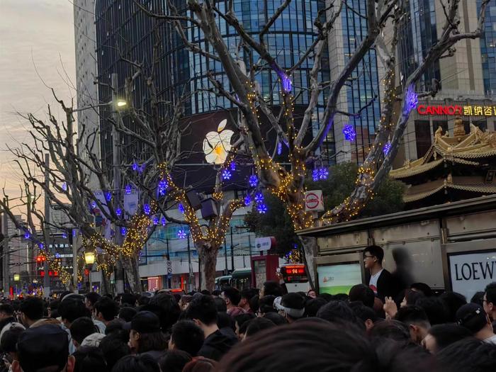 视频丨人山人海！中国大陆最大苹果店21日晚7点在静安寺广场开业