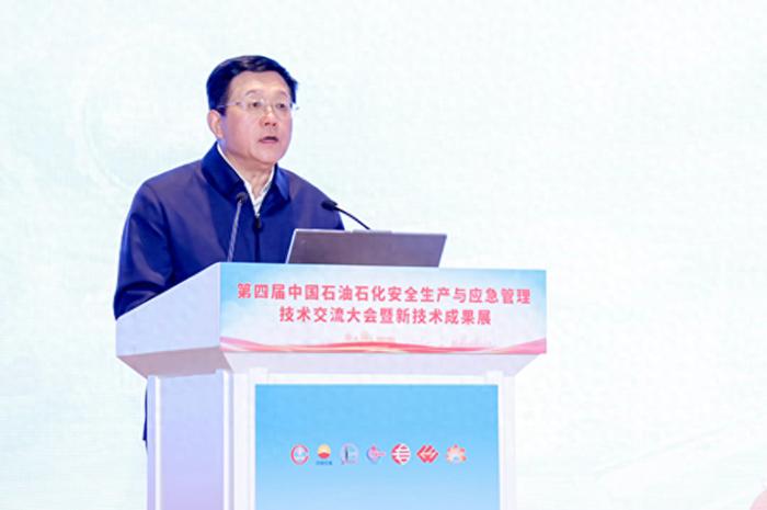 图:中国石油学会理事长焦方正致辞
