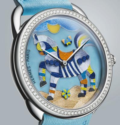 斯沃琪纯白Moonswatch史努比月相腕表致敬经典，宝格丽推出全新手绘风格Octo Finissimo系列 | 当周腕表