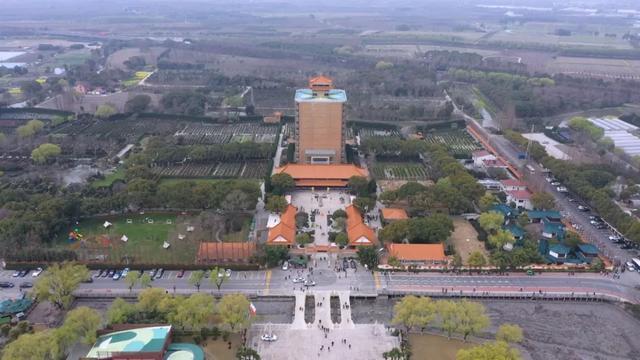 青浦迎来今年首个祭扫高峰，祭扫人数较去年同期增长近两成